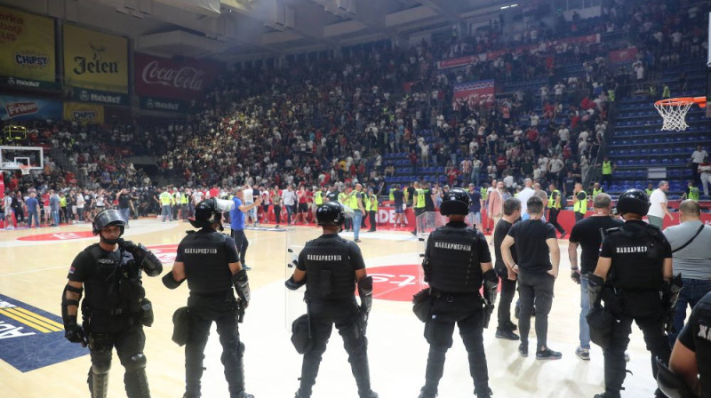 ''Partizan'' un ''Crvena zvezda'' sērijas laikā neiztika bez policijas klātbūtnes. Foto: SIPA/Scanpix