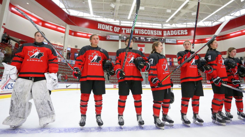 Kanādas U18 izlases hokejistes. Foto: IIHF