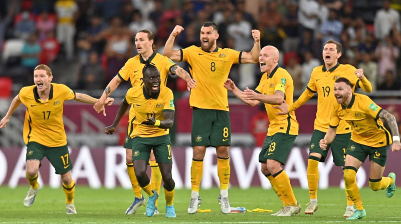 Austrālijas izlases futbolisti līksmo par iekļūšanu Pasaules kausa finālturnīrā. Foto: Noushad Thekkayil/EPA/Scanpix