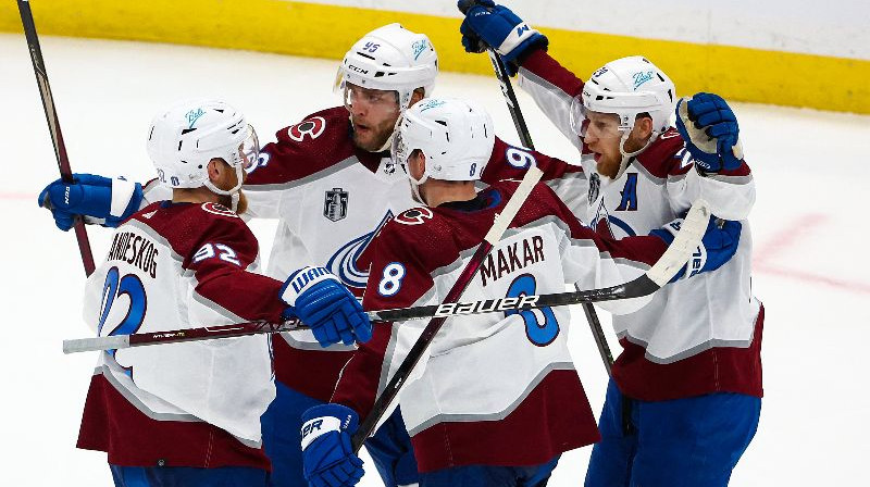 Kolorado ''Avalanche'' hokejisti pēc vārtu guvuma. Foto: USA TODAY Sports/Scanpix