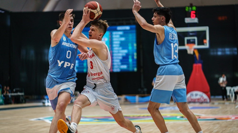 Polijas un Argentīnas U17 izlašu cīņa. Foto: FIBA