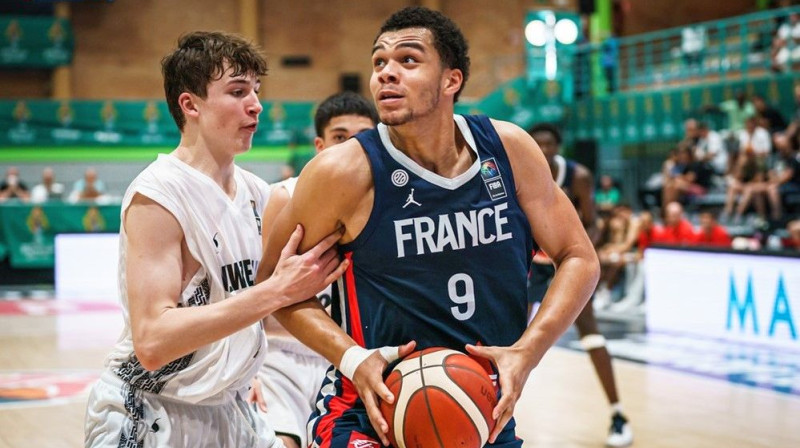 Francijas U17 izlases basketbolists Noā Pendā ar bumbu. Foto: FIBA