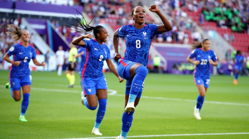 Francijas izlases futboliste Grēsa Gejoro (priekšplānā) svin vārtu guvumu. Foto: Dave Thompson/AP/Scanpix