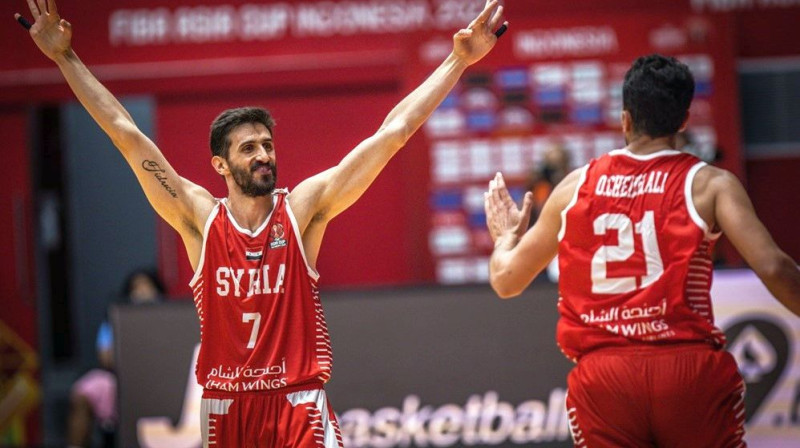 Sīrijas izlases basketbolisti Nadims Issa (Nr. 7) un Omārs Šeihs Ali (Nr. 21). Foto: FIBA