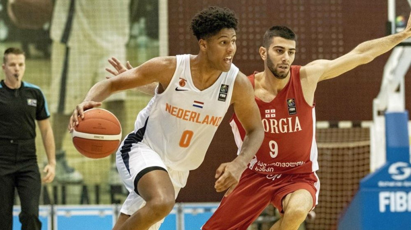 Nīderlandes U18 izlases basketbolists Sidnijs Bailsma ar bumbu. Foto: FIBA