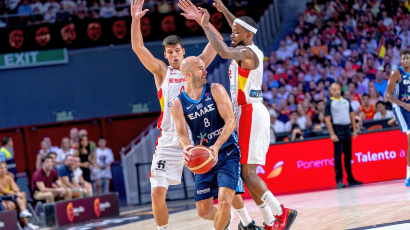 Niks Kalatess Spānijas izlases basketbolistu ielenkumā. Foto: FEB