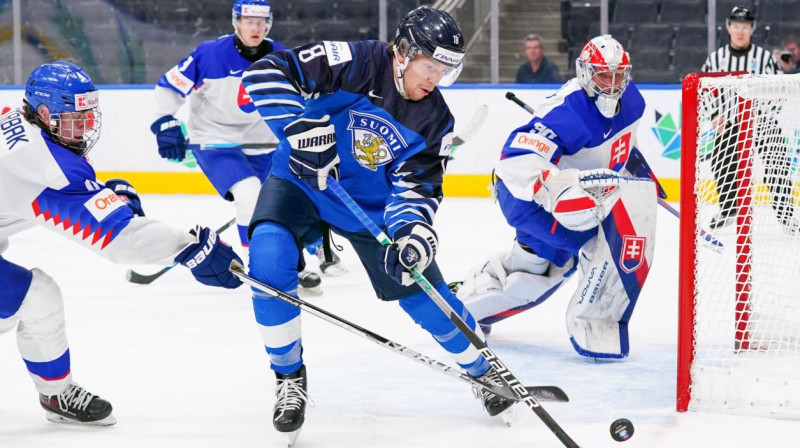 Somijas U20 izlases uzbrucējs Joels Māta uzbrukumā. Foto: IIHF