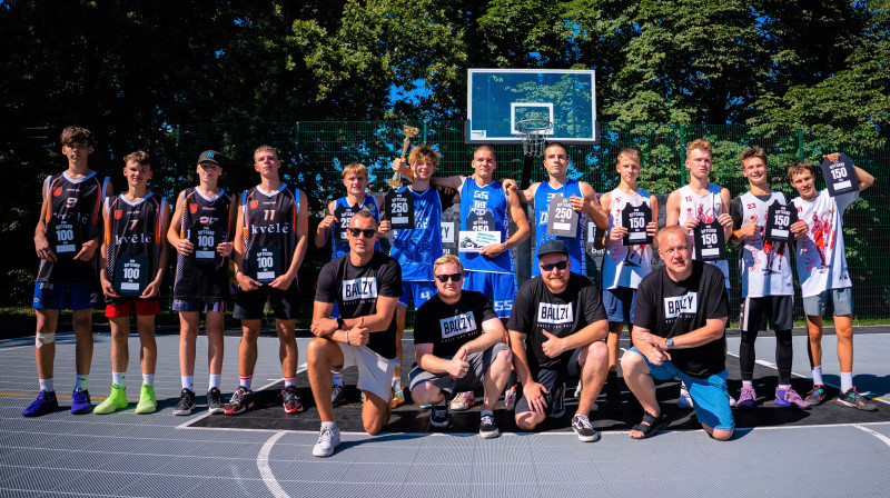 "Ballzy 3x3 kausa" labākās trīs komandas kopā ar organizatoriem. Publicitātes foto