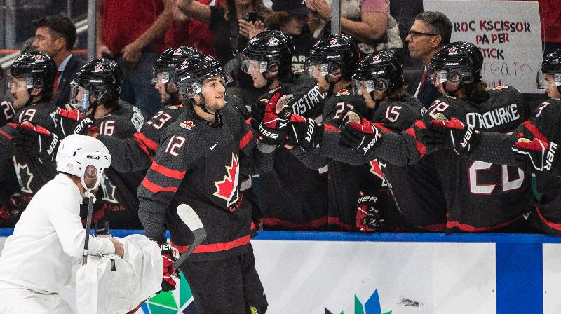 Taisons Foersters (#12) pēc Kanādas U20 izlases vārtu guvuma pret Šveici PČ ceturtdaļfinālā. Foto: Canadian Press via ZUMA Press/Scanpix