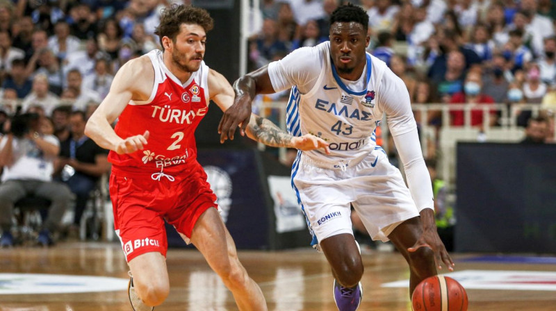 Grieķijas izlases basketbolists Tanasiss Adetokunbo ar bumbu. Foto: Georgia Panagopoulou/EPA/Scanpix