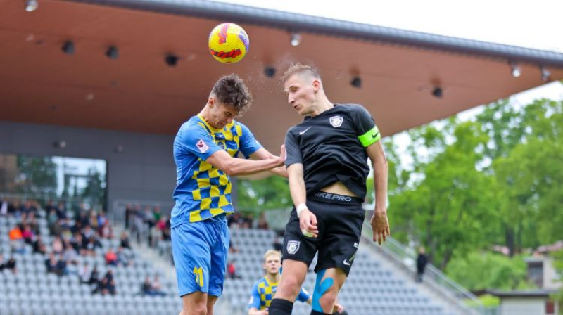 Marko Regža pret Raimondu Krolli. Šoreiz šis duelis izpaliks. Foto: Jānis Līgats/Valmiera FC