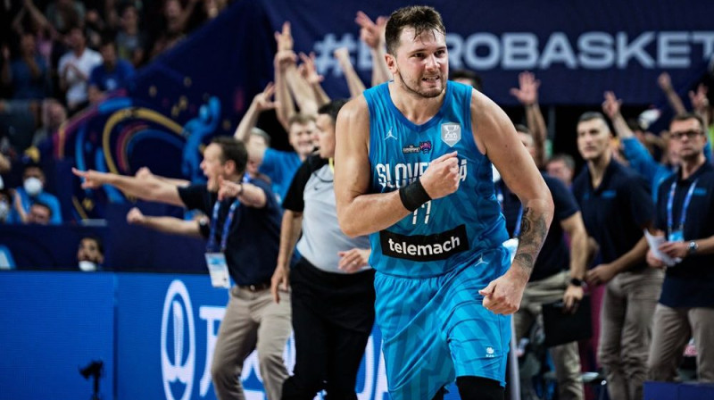 Neapturamais Luka Dončičs (#77) Slovēnijas panākumā pret Franciju ''EuroBasket 2022'' ietvaros. Foto: FIBA