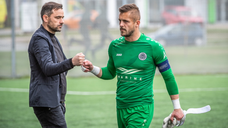 "Valmieras" treneris Jurģis Kalns un "Riga" vārtsargs Roberts Ozols. Foto: Zigismunds Zālmanis