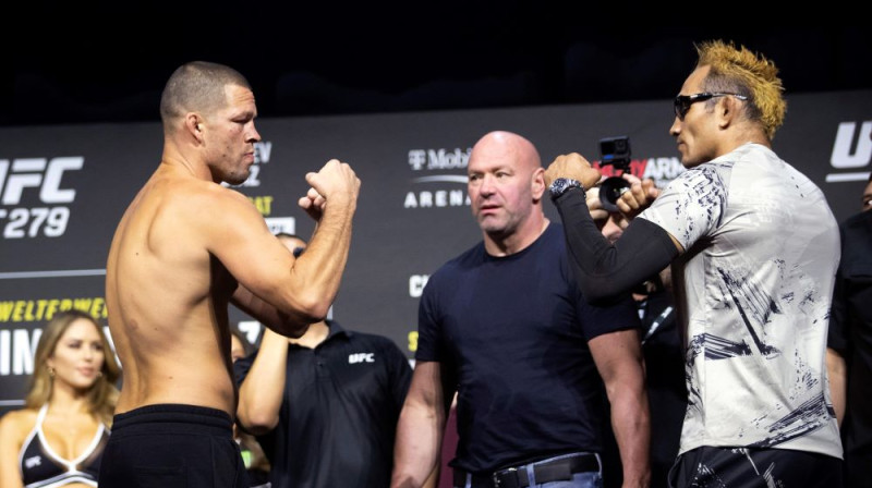 Neits Diazs (pa kreisi) pret Toniju Fērgusonu (pa labi). Foto: AP/Scanpix