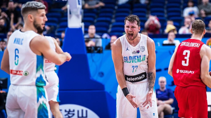 Slovēnijas līderis Luka Dončičs (#77) ''EuroBasket 2022'' ceturtdaļfināla spēlē pret Poliju. Foto: FIBA