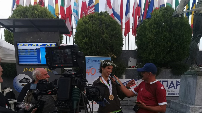 Diānas Džavizas uzvarētājas intervija. Foto: Deutsche Ultramarathon Vereinigung.