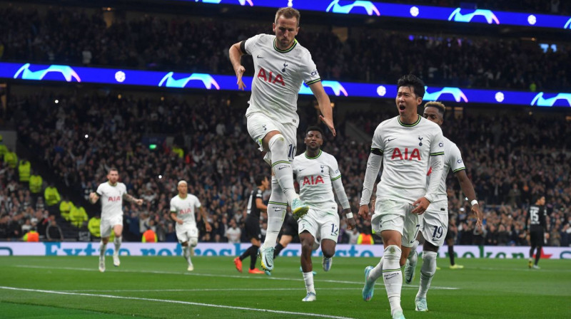 Totenhemas "Hotspur" futbolisti svin Harija Keina vārtu guvumu. Foto: Andy Rain/EPA/Scanpix