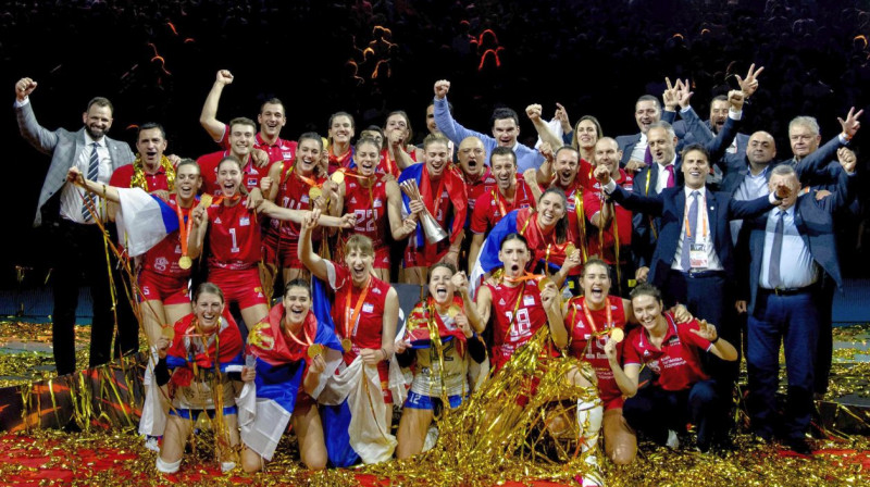 Serbijas sieviešu volejbola valstsvienība - 2022. gada pasaules meistarsacīkšu uzvarētāja. Foto: Sander Koning/AFP/Scanpix