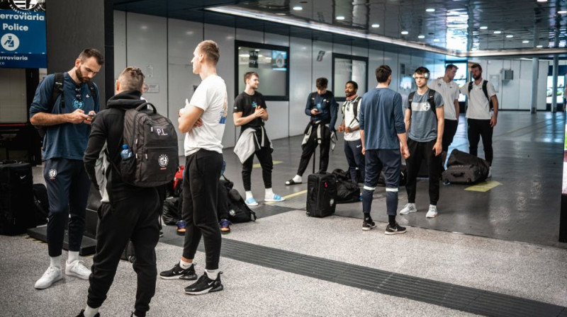 ''Kalev/Cramo'' basketbolisti lidostā. Foto: Kalev/Cramo