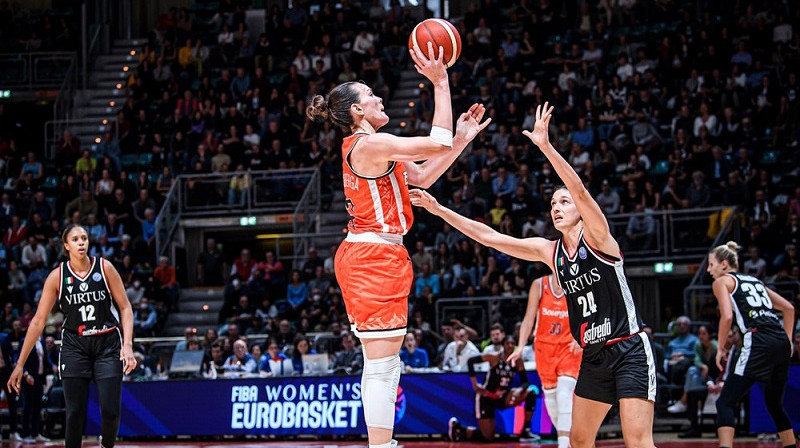 Anete Šteinberga cīņā pret Čečilju Zandalasini. Foto: FIBA