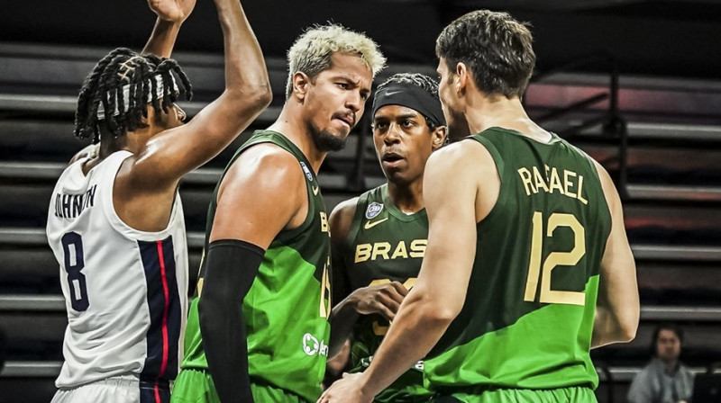 Brazīlijas valstsvienības basketbolisti spēlē pret ASV. Foto: FIBA