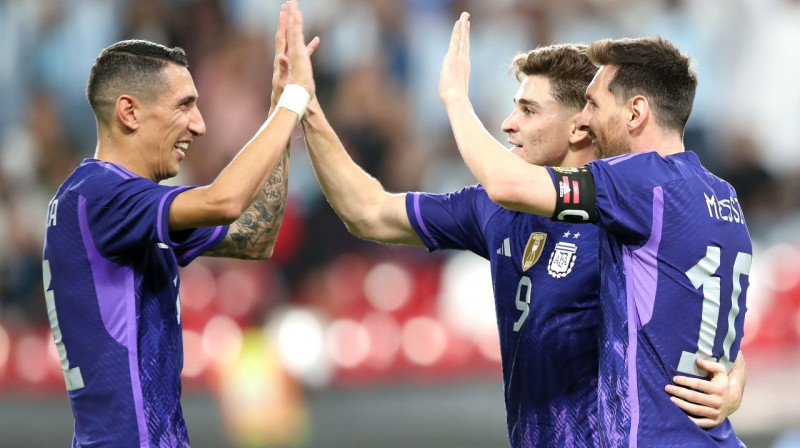 Argentīnas valstsvienības futbolisti Anhels di Marija (kreisajā pusē), Hulians Alvaress (Nr. 9) un Lionels Mesi (Nr. 10) svin vārtu guvumu. Foto: Ali Haider/EPA/Scanpix