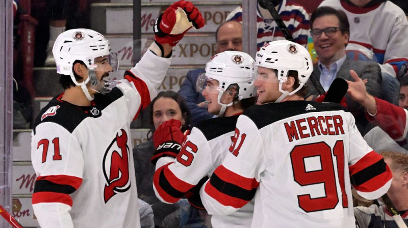 Ņūdžersijas ''Devils'' hokejisti svin vārtu guvumu pret Monreālas ''Canadiens''. Foto: USA TODAY Sports/Scanpix