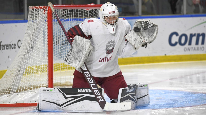 Latvijas U18 valstsvienības vārtsargs Aksels Ozols. Foto: Robert Lefebvre/Hockey Canada Images