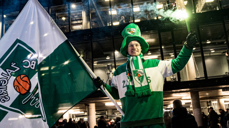 "Žalgiris" līdzjutējs pie Kauņas arēnas.  Foto: Kauņas Žalgiris