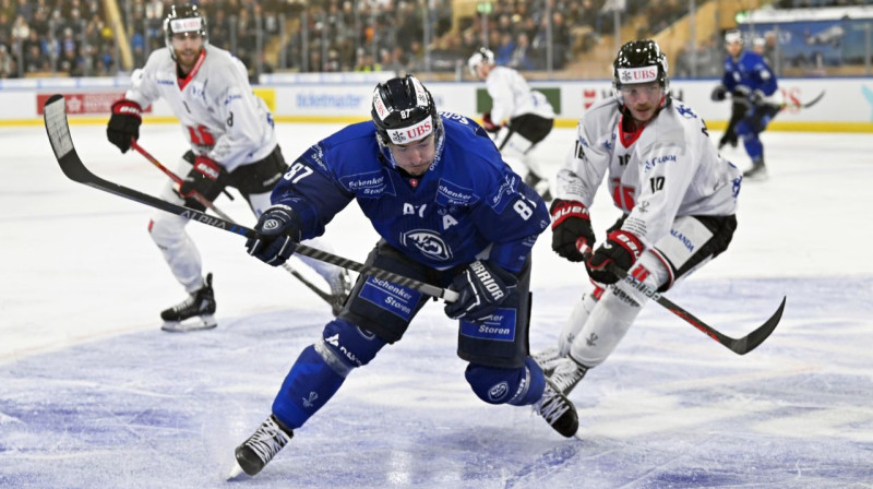 Rihards Marenis (Nr. 10) spēlē pret Šveices "Ambri-Piotta". Foto: Gian Ehrenzeller/AP/Scanpix