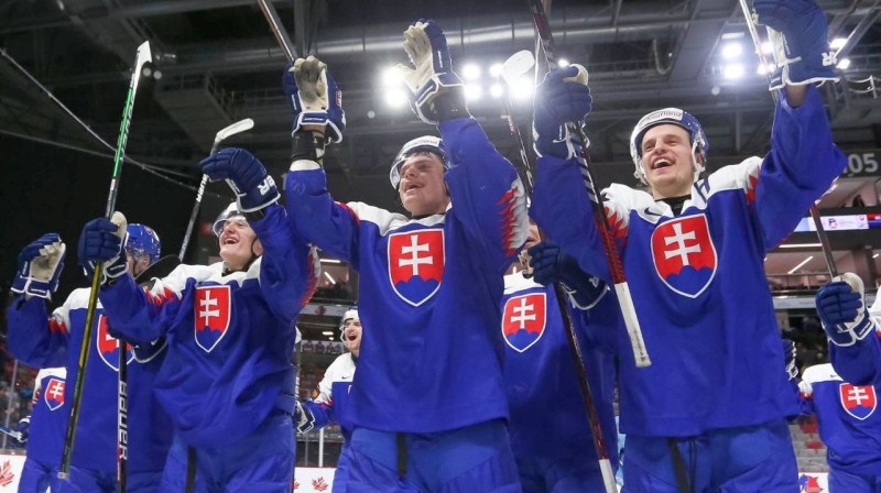 Slovākijas U20 valstsvienības hokejisti pēc uzvaras pār ASV U20 izlasi. Foto: IIHF