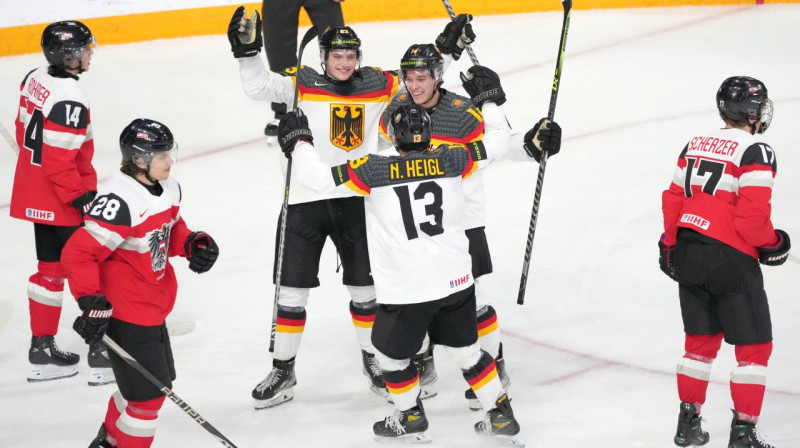 Vācijas U20 valstsvienības hokejisti svin trešo vārtu guvumu. Foto: Darren Calabrese/Zumapress.com/Scanpix