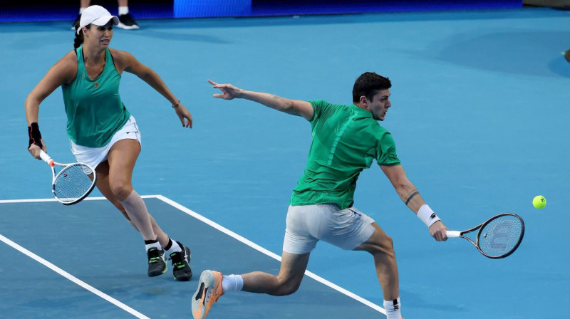 Bulgārijas izlases tenisisti Aleksandars Lazarovs un Izabella Šinikova ATP Apvienotā kausa spēlē Pertā. Foto: Colin Murty/AFP/Scanpix