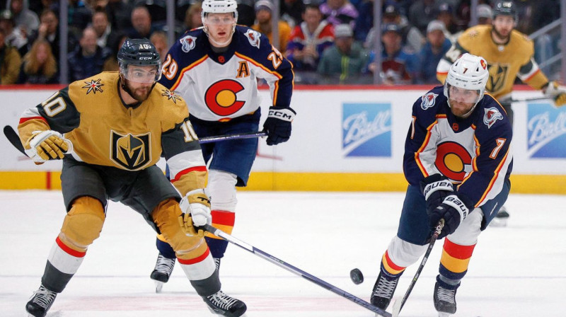 Lasvegasas "Golden Knights" uzbrucējs Nikolā Ruā (Nr. 10) un Kolorādo "Avalanche" hokejisti Devons Teivss (Nr. 7), Neitans Makinons (Nr. 29). Foto: Isaiah J. Downing/USA Today Sports/Scanpix