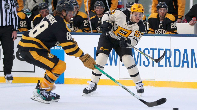 Teodors Bļugers cīņā pret Bostonas "Bruins". Foto: Paul Rutherford/USA Today Sports/Scanpix
