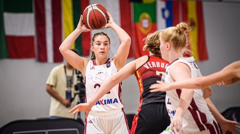 Madara Šmite un Estere Petrus. Foto: FIBA