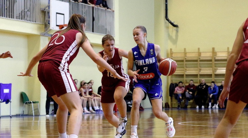 Anna Liepiņa #26 un Tamirise Simonova #18 spēlē pret Somiju. Foto: BSBC