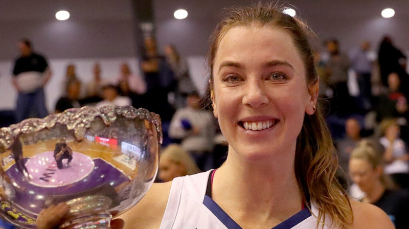 Sāra Blicavs ar "Michelle Timms Cup" trofeju 2023. gada 4. janvārī. Foto: WNBL