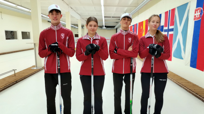 No kreisās: Kristaps Zass, Agate Regža, Toms Sondors, Marija Seļiverstova
Foto: Linda Mangale