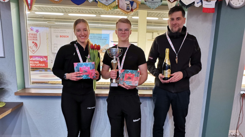 No kreisās: Katrīna Gaidule,Roberts Reinis Buncis, Arnis Veidemanis
Foto: Linda Mangale