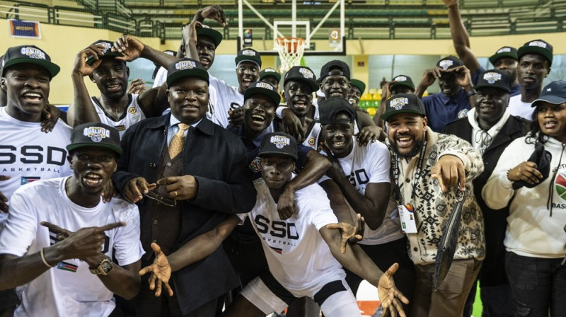 Dienvidsudānas valstsvienības basketbolisti un komandas pārstāvji pēc iekļūšanas Pasaules kausa finālturnīrā. Foto: FIBA