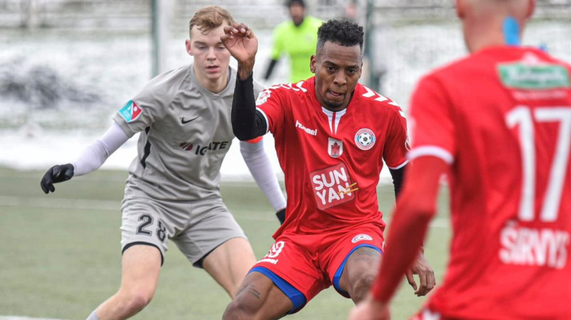 "Panevėžys" uzbrucējs Džefrijs Sarpongs un "Jelgavas" futbolists Andris Deklavs. Foto: FK Panevėžys