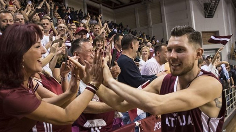 Dairis Bertāns svin uzvaru Grieķijā. Foto: FIBA