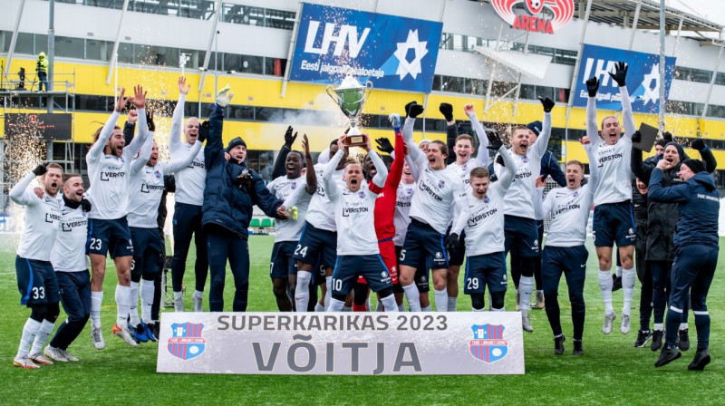 "Paide Linnameeskond" futbolistu svinības pēc Igaunijas Superkausa izcīnīšanas. Foto: Eesti jalgpall