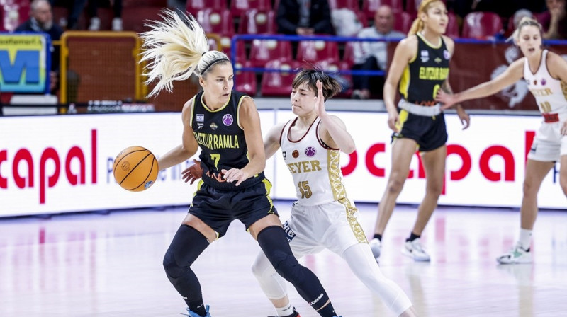 Elīna Babkina un Šiori Jasuma 2023. gada 2. martā. Foto: EuroCup Women