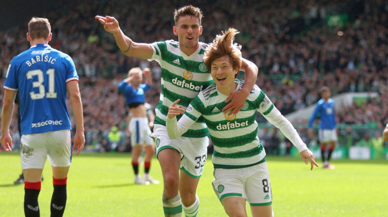 Glāzgovas "Celtic" futbolisti Kjogo Furuhaši (Nr. 8) un Metjū O'Railijs (Nr. 33) pēc vārtu guvuma. Foto: Russell Cheyne/Reuters/Scanpix