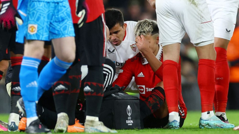 Lisandro Martiness (vidū) pēc traumas gūšanas. Foto: Reuters/Scanpix