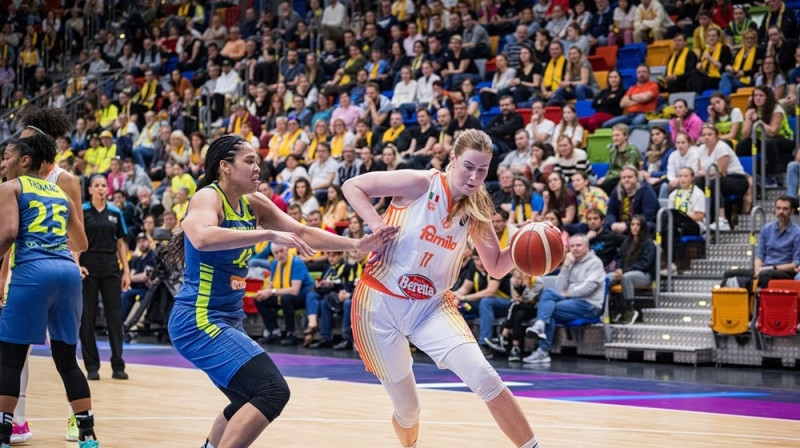 Egle Šventoraite un Briona Džonsa 2023. gada 16. aprīlī Prāgā. Foto: EuroLeague Women