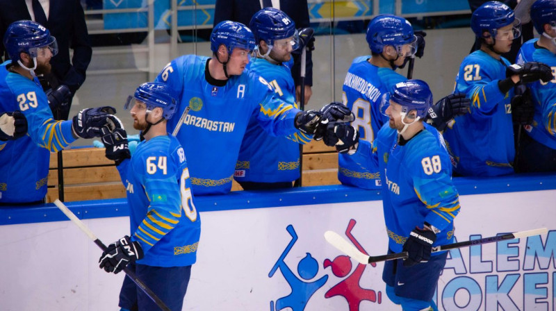 Kazahstānas valstsvienības hokejisti pēc vārtu guvuma. Foto: icehockey.kz