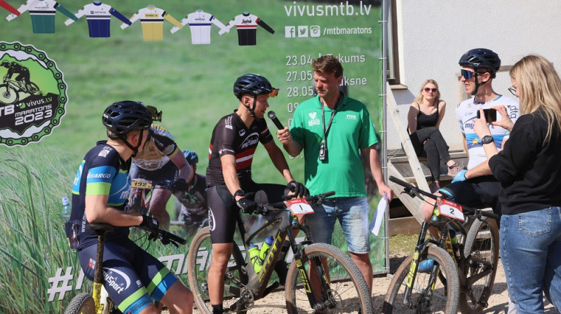 Oskars Muižnieks intervijā pēc uzvaras. Aleksandrs Patrijuks (pirmais no labās) un Lauris Purniņš (Nr.2). Foto: Vivus.lv MTB Maratons.